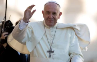 Pope Francis waves to pilgrims during his Oct. 25, 2017, general audience in St. Peter's Square.   Daniel Ibañez/CNA.