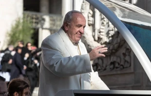 Pope Francis waves to pilgrims during his April 19, 2017, general audience in St. Peter's Square.   Lucia Ballester/CNA.