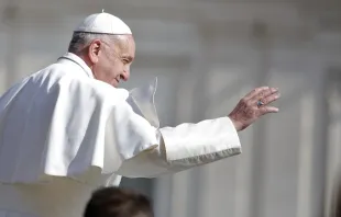 Pope Francis waves to pilgrims during his April 26, 2017 general audience in St. Peter's Square.   Lucia Ballester/CNA.