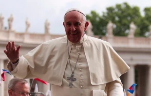 Pope Francis waves to pilgrims during his April 27, 2016 general audience in St. Peter's Square.   Daniel Ibáñez/CNA.