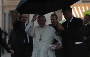 Pope Francis waves to pilgrims during his Aug. 31 2016, general audience in St. Peter's Square.   Daniel Ibáñez/CNA.