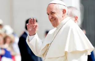 Pope Francis waves to pilgrims during his June 6, 2018 general audience.   Daniel Ibáñez/CNA.