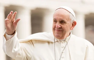 Pope Francis waves to pilgrims during his March 28, 2018 general audience in St. Peter's Square.   Daniel Ibáñez/CNA.