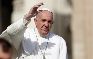 Pope Francis waves to pilgrims during his May 3, 2017, general audience in St. Peter's Square.   Lucia Ballester/CNA.