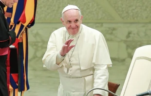 Pope Francis waves to pilgrims during his Nov. 30, 2016, general audience in the Paul VI Hall.   Lucia Ballester/CNA.