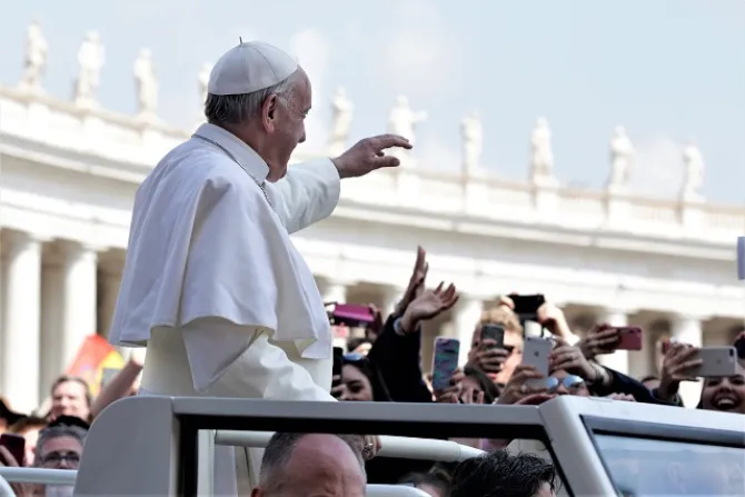 Pope Francis waves to pilgrims in St Peters Square on Easter Sunday April 16 2017 Credit Lucia Ballester CNA