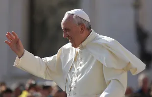 Pope Francis waves to pilgrims in St. Peter's Square on Sept. 9, 2015 for the general audience. Daniel Ibanez/CNA.