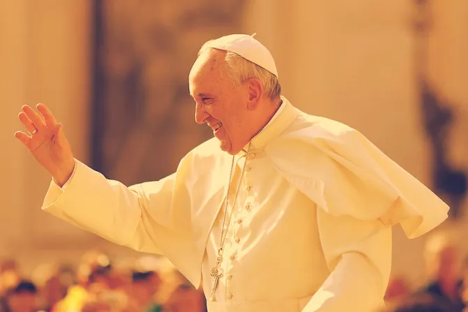 Pope Francis waves to pilgrims in St insta