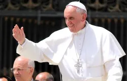 Pope Francis waves to the crowd at the May 22, 2013 general audience. ?w=200&h=150