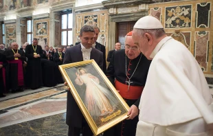 Pope Francis is presented an image of the Divine Mercy by members of the John Paul II Foundation, April 25, 2015.   L'Osservatore Romano.