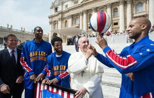 Pope Francis with the Harlem Globetrotters at the Wednesday general audience in St. Peter's Square, May 6, 2015.   © L'Osservatore Romano.