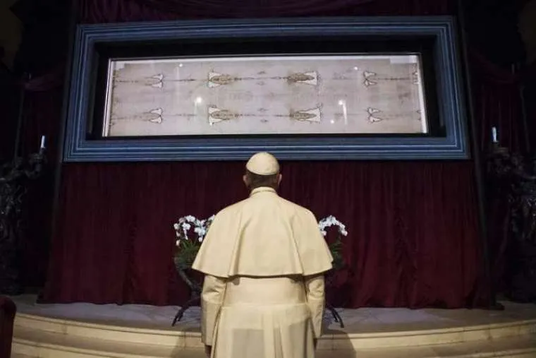 Pope Francis with the Shroud of Turin in the Cathedral of Saint John the Baptist, Turin on June 21, 2015. ?w=200&h=150