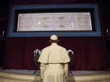 Pope Francis with the Shroud of Turin in the Cathedral of Saint John the Baptist, Turin on June 21, 2015. 