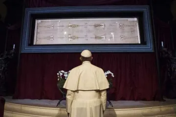 Pope Francis with the Shroud of Turin in the Cathedral of Saint John the Baptist Turin on June 21 2015 Credit   LOsservatore Romano CNA 6 21 15