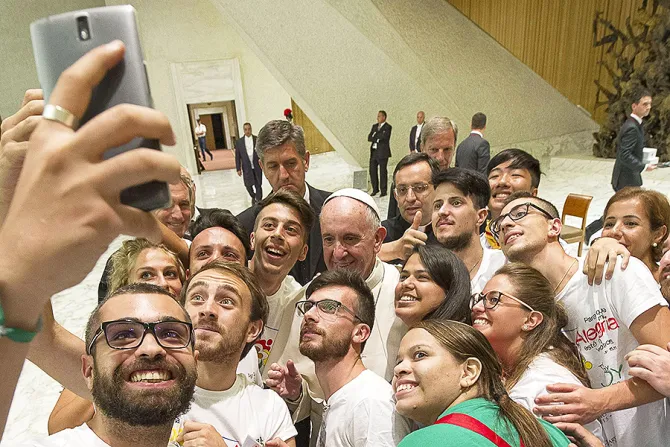 Pope Francis with youth Credit Vatican Media CNA
