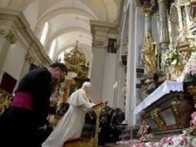 The Pope prays the Shrine of  the Infant of Prague