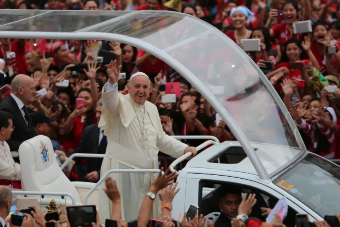 Pope waving from popemobile after visiting Santo Tomas University in Manila CNA