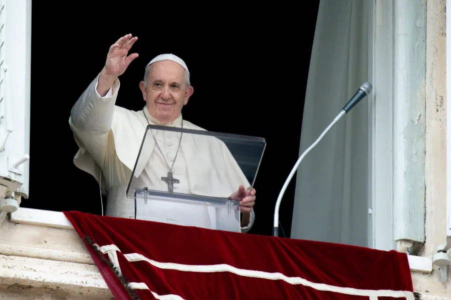 Pope Francis greets pilgrims at his Angelus address Aug. 30, 2020. ?w=200&h=150