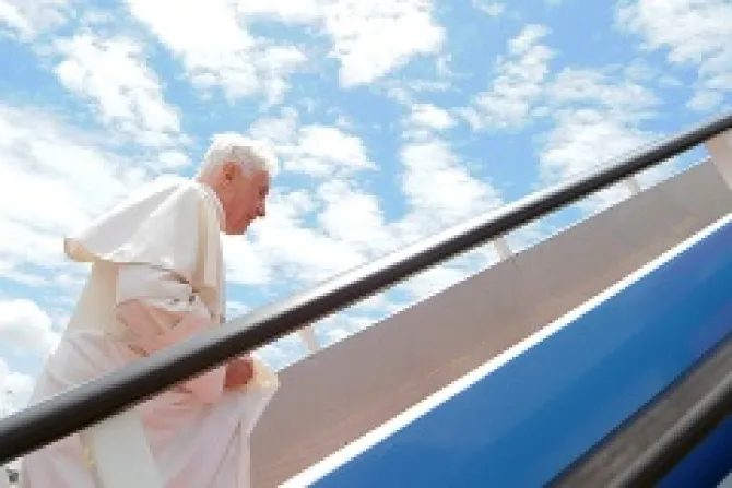 Popes Benedict XVI boards a plane on May 14 2010 at the end of a four day visit to Portugal Credit MMazur wwwthepapalvisitorguk CNA Catholic News 2 20 13
