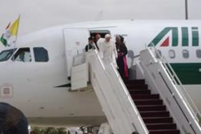 Popes arrives in Jordan in 2009 CNA Vatican Catholic News 5 31 11