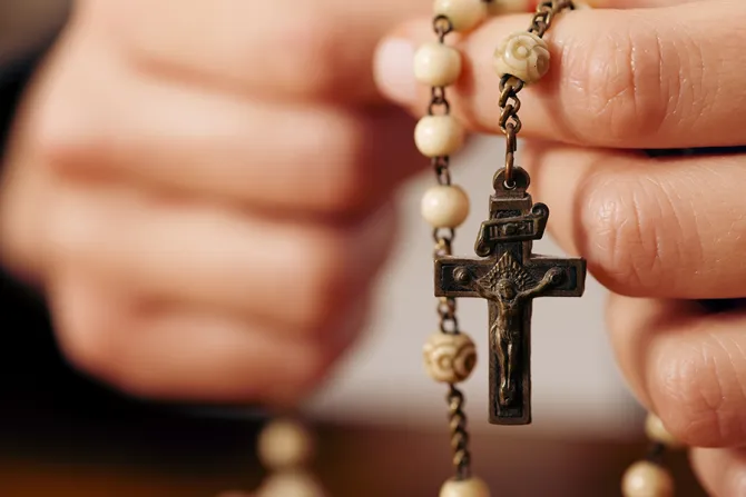 Prayer rosary Credit Kzenon Shutterstock CNA