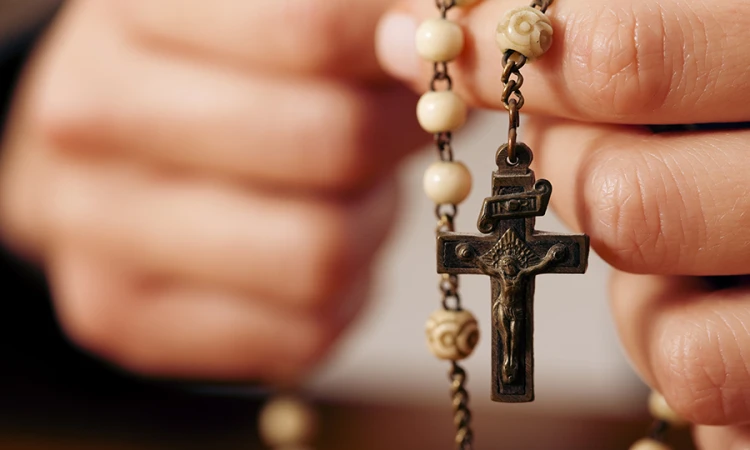 Prayer rosary Credit Kzenon Shutterstock CNA