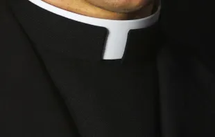 Priest collar / null