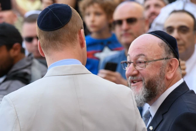 Prince William Duke of Cambridge speaks to British chief Rabbi Ephraim Mirvis R as he visits the Western Wall in Jerusalem June 28 2018 Credit Tim Rooke Pool Getty Ima