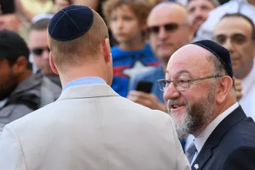 Prince William Duke of Cambridge speaks to British chief Rabbi Ephraim Mirvis R as he visits the Western Wall in Jerusalem June 28 2018 Credit Tim Rooke Pool Getty Ima