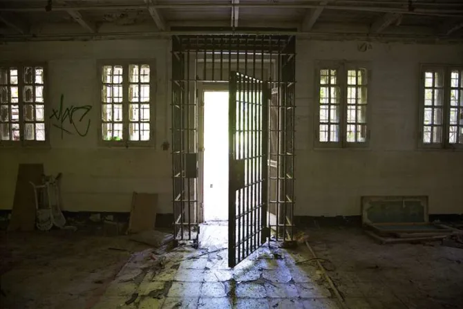 Prison gates Credit RIRF Stock Shutterstock CNA