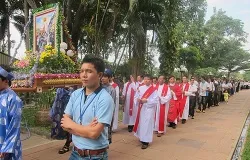 Procession in commemoration of the 117 Vietnamese Martyrs in Thailand. ?w=200&h=150