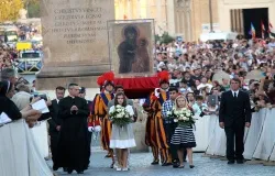 A procession of a Marian image began the Sept. 7 prayer vigil at the Vatican. ?w=200&h=150