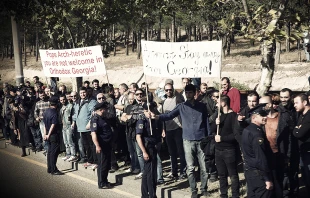 Georgian Orthodox protestors line the streets of Tbilisi on Pope Francis' arrival to Georgia, Sept. 30, 2016.   Alan Holdren/CNA.