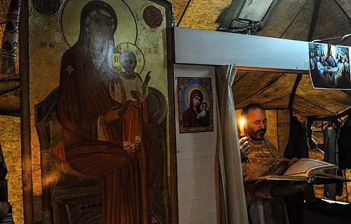 Protestors were able to take refuge and pray for peace in tent-chapels at Maidan in Kyiv.?w=200&h=150