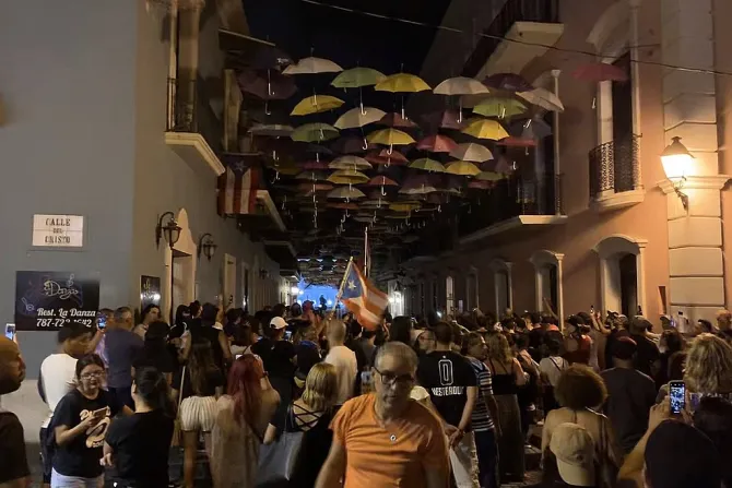 Protests in front of La Fortaleza demanding the resignation of Puerto Rico governor Ricardo Rossell  July 14 2019 Credit Old School WWC Fan via Wikimedia CC BY SA 40