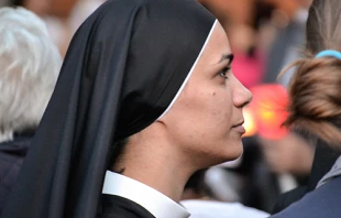 Religious sisters take part in a Eucharistic procession to the Basilica of St. Mary Major on June 19, 2014.   Daniel Ibáñez/CNA.