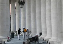 Workers at the Vatican restore part of the Bernini colonnade in early 2014. ?w=200&h=150
