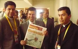 Ricardo Sheffield, mayor of Leon, receives the newspaper Benedictus, dedicated to the Pope's visit, March 22, 2012.?w=200&h=150