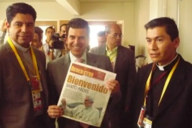 Ricardo Sheffield mayor of Leon receives the newspaper Benedictus dedicated to the Popes visit March 22 2012 CNA500x315 World Catholic News 3 22 12