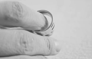 Decision (marriage, divorce, annulment). Photo by George Hodan (CC0 1.0).