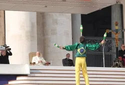 Rogerio Piva performs a juggling act for Pope Francis during his general audience on Jan. 8, 2013 ?w=200&h=150