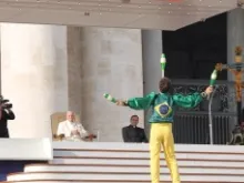 Rogerio Piva performs a juggling act for Pope Francis during his general audience on Jan. 8, 2013 
