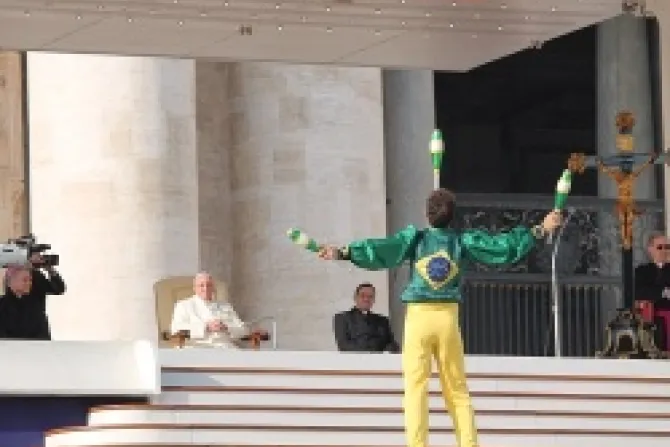 Roderigo Piva performs a juggling act for Pope Francis during his general audience on Jan 8 2013 Credit Kyle Burkhart CNA CNA