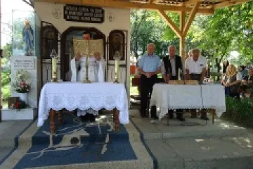 Romanian Catholics celebrate Divine Liturgy at a cemetery in Sisesti June 24 2012 Credit Fr Chris Terhes CNA 8 14 13