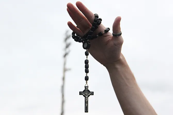 Rosary Prayer Faith Credit Fbio Santoro via JMJ Rio 2013 Flickr CC BY NC SA 20 CNA 8 23 13