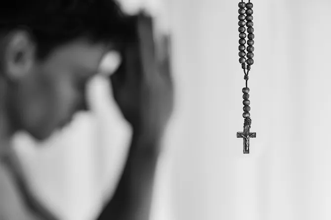 Rosary prayer Credit PKpix via wwwshutterstockcom CNA 10 16 15