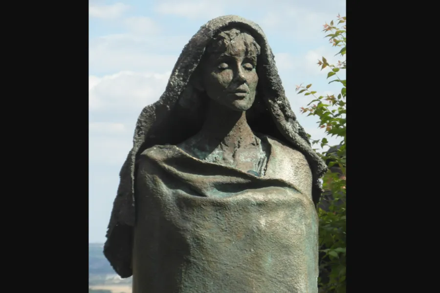 A sculpture of Hildegard of Bingen by Karlheinz Oswald at Eibingen Abbey in Hesse, Germany. .  Gerda Arendt (CC BY-SA 3.0).