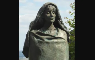 A sculpture of Hildegard of Bingen by Karlheinz Oswald at Eibingen Abbey in Hesse, Germany. Gerda Arendt (CC BY-SA 3.0).