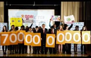 Secretary-General Ban Ki-moon (center) and students of the New Explorations into Science, Mathematics and Technology (Nest+m) School.   UN Photo / Eskinder Debebe