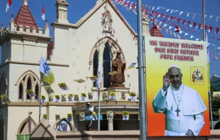 Signs posted across Colombo welcome Pope Francis, Jan. 13, 2015.   Alan Holdren/CNA.